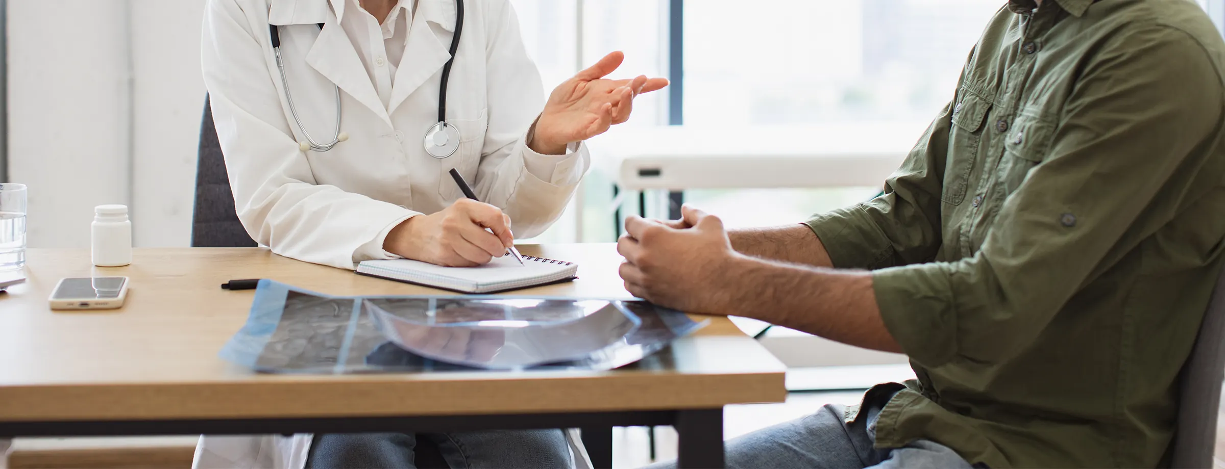 Médica atendendo colaborador no ambulatório da empresa