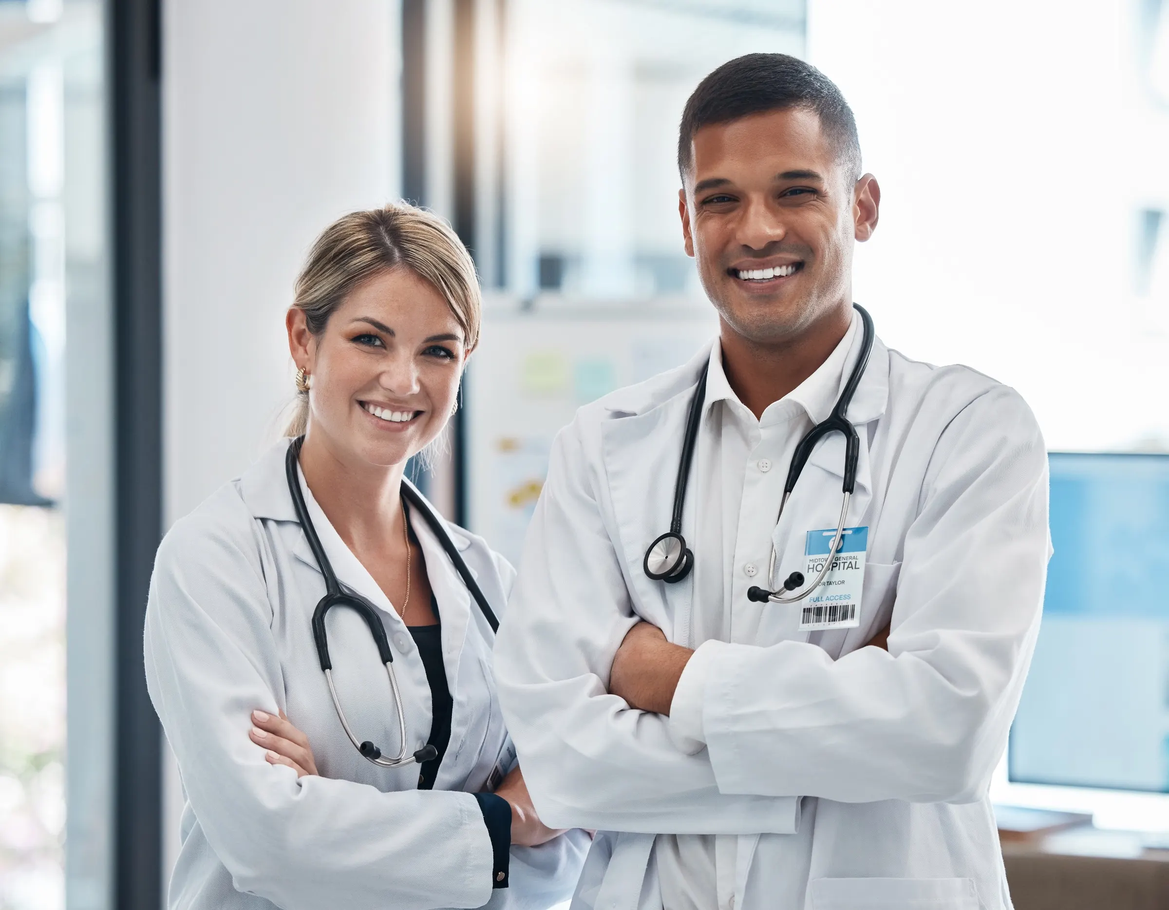 Equipe médica da MMC Saúde: médica e médico de jaleco