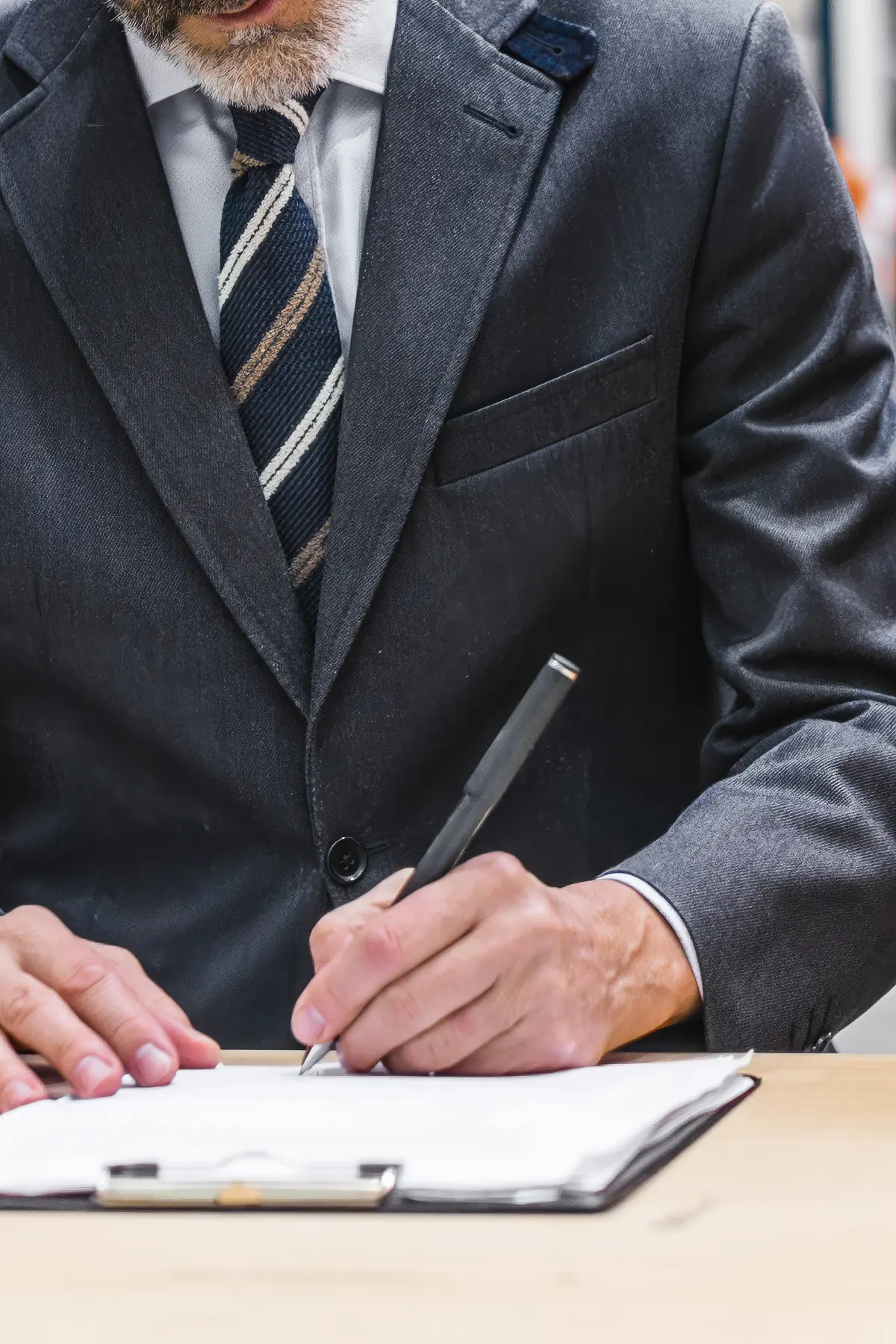 Assistente técnico analisando e assinando documentos de perícia trabalhista