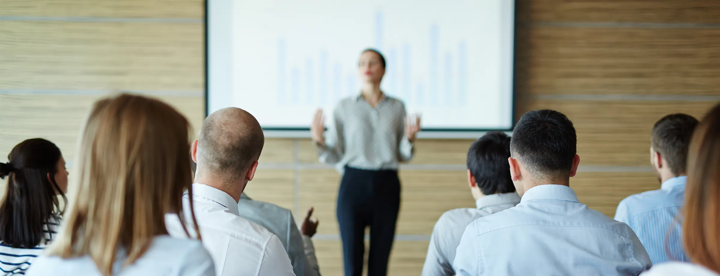 Instrutora conduzindo treinamento de segurança do trabalho para uma equipe